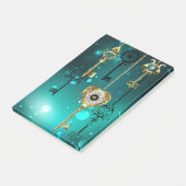 Antieke skelet sleutels op groene achtergrond post-it® notes (Schuin)