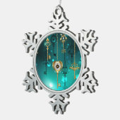Antieke skelet sleutels op groene achtergrond tin sneeuwvlok ornament (Rechts)