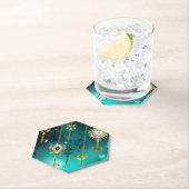 Antieke skeletsleutels op een groene achtergrond kartonnen onderzetters (Insitu)