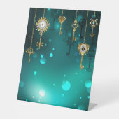 Antieke skeletsleutels op een groene achtergrond reclamebord met voetstuk (Voorkant)