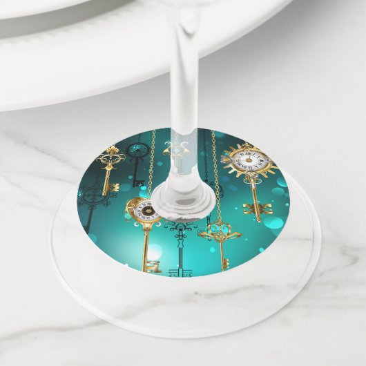 Antieke skeletsleutels op groene achtergrond wijnglaslabel (Dichtbij)