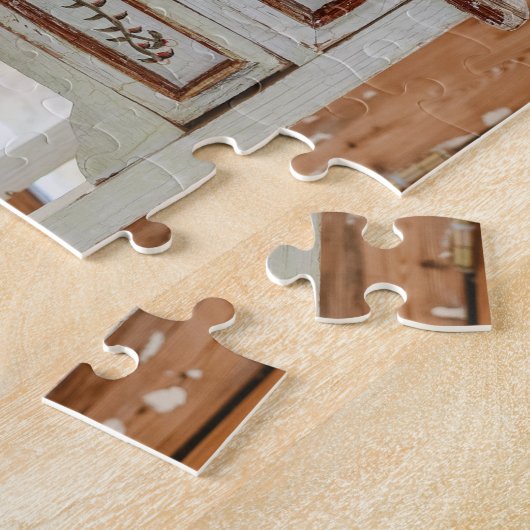 Antieke tegen het venster legpuzzel (Zijkant)