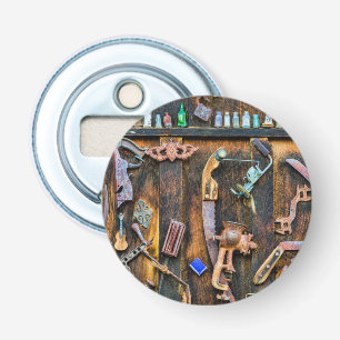 Antieke verzameling aan de muur button flesopener