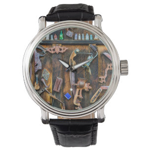 Antieke verzameling aan de muur horloge