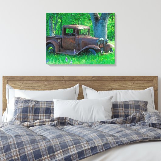 Antique rusted truck in a meadow canvas afdruk (Insitu (Slaapkamer))