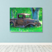 Antique rusted truck in a meadow canvas afdruk (Insitu (Houten vloer))