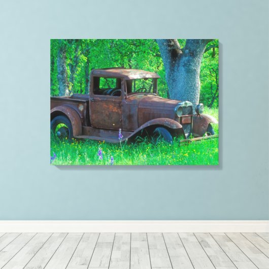 Antique rusted truck in a meadow canvas afdruk (Insitu (Houten vloer))