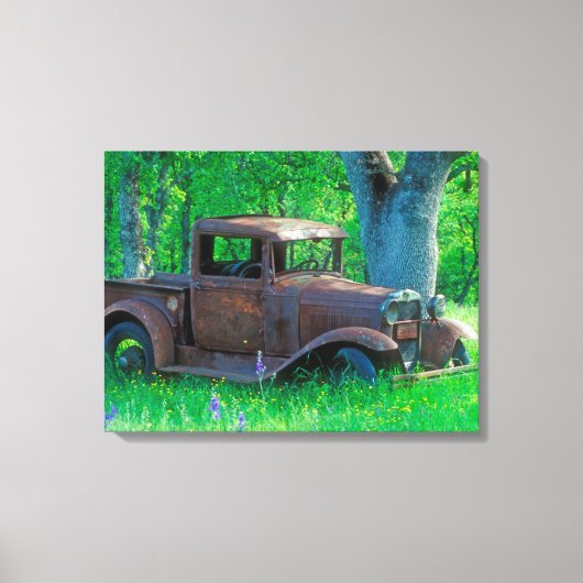 Antique rusted truck in a meadow canvas afdruk (Voorkant)