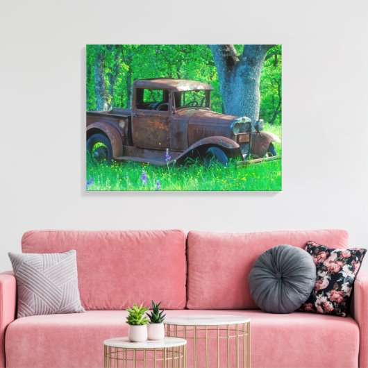 Antique rusted truck in a meadow canvas afdruk (Insitu (Woonkamer))