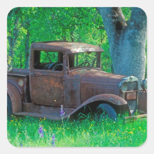 Antique rusted truck in a meadow vierkante sticker (Voorkant)