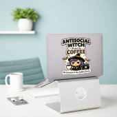 Antisociale Heks Koffie Halloween Sticker (Laptop op bureau)