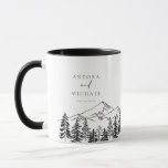 ANTORA Black & White Mountains Weddennames Mok<br><div class="desc">Deze mok bevat een zwarte en witte pijnboomschets met bewerkbare kleuren. Deze keramische beker is een perfect cadeau voor de bruid en bruid.</div>