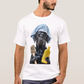 Antropomorfe zwarte labrador met handdoek Holdi T-shirt (Voorkant)