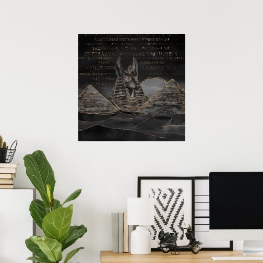 Anubis over het Egyptische pyramidellandschap Poster (Thuiskantoor)