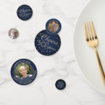 ANY Birthday Cheers Elegant Navy Blauw Goud 3 Foto Confetti<br><div class="desc">Voeg een elegante gepersonaliseerde touch toe aan verjaardagsfeestdecoraties met aangepaste marineblauw en faux goud 3-fototafel confetti. (AFBEELDING PLACEMENT TIP: Een eenvoudige manier om een foto precies te centreren hoe u wilt is om deze bij te snijden voordat u naar de Zazzle website uploadt.) Het ontwerp beschikt over maximaal drie verschillende...</div>