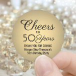 ANY Birthday Cheers Elegant Zwart & Goud Faux Foli Ronde Sticker<br><div class="desc">Voeg een gepersonaliseerde finishing touch toe aan verjaardagsfeestje dank u notities of gunsten met aangepaste zwarte en gouden ronde stickers / envelopzegels. Alle tekst is eenvoudig aan te passen of te verwijderen. Deze sjabloon is ingesteld voor een 50e verjaardag, maar kan gemakkelijk worden veranderd in een ander jaar of evenement,...</div>