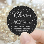 ANY Birthday Cheers Elegant Zwart Zilver Confetti Ronde Sticker<br><div class="desc">Voeg een gepersonaliseerde finishing touch toe aan verjaardagsfeestje dank u notities of gunsten met op maat gemaakte zwarte, witte en faux zilveren folie ronde stickers / envelopzegels. Alle tekst is eenvoudig aan te passen of te verwijderen. Deze sjabloon is ingesteld voor een 40e verjaardag, maar kan eenvoudig worden veranderd in...</div>