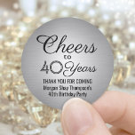 ANY Birthday Cheers Elegant Zwart Zilver Faux Foli Ronde Sticker<br><div class="desc">Voeg een gepersonaliseerde finishing touch toe aan verjaardagsfeestje dank u notities of gunsten met aangepaste zwarte en faux metallic ronde stickers / envelopzegels. Alle tekst is eenvoudig aan te passen of te verwijderen. Deze sjabloon is ingesteld voor een 40e verjaardag, maar kan eenvoudig worden veranderd in een ander jaar of...</div>