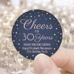 ANY Birthday Cheers Navy Blue en Roze Confetti Ronde Sticker<br><div class="desc">Voeg een gepersonaliseerde finishing touch toe aan verjaardagsfeestje dank u notities of gunsten met aangepaste marineblauw en roze ronde stickers / envelopzegels. Alle tekst is eenvoudig aan te passen of te verwijderen. Deze sjabloon is ingesteld voor een 30e verjaardag voor haar, maar kan gemakkelijk worden veranderd in een ander jaar...</div>