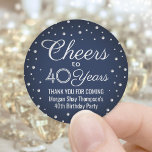 ANY Birthday Cheers Navy Blue en Silver Confetti Ronde Sticker<br><div class="desc">Voeg een gepersonaliseerde finishing touch aan verjaardagsfeestje dank u notities of gunsten met aangepaste navy blauw, wit en faux zilver folie ronde stickers / envelop afdichtingen. Alle tekst is eenvoudig aan te passen of te verwijderen. Deze sjabloon is ingesteld voor een 40e verjaardag, maar kan eenvoudig worden veranderd in een...</div>