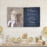 ANY Birthday Cheers Navy Blue Gold Confetti Foto Spandoek<br><div class="desc">Viel een gelukkige mijlpaal verjaardag met een douane foto blauwe en gouden feestbanner. Het ontwerp biedt een afbeelding van uw keuze, moderne scriptkalligrafie die aanpasbaar is voor "Cheers to 50 Years" en gouden faux folie confetti-stippen op een blauw marineklein. Houd er rekening mee dat tekst een gedrukte kleur is en...</div>