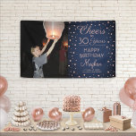 ANY Birthday Cheers Navy en Roze Confetti 1 Foto Spandoek<br><div class="desc">Viel een gelukkige mijlpaal verjaardag met een douane foto marjoor en roze partijbanner. Het ontwerp biedt een afbeelding van uw keuze, moderne scriptkalligrafie, aanpasbare "Cheers to 30 Years" en roos Gold faux folie confetti stippen op een blauw marineklein. Houd er rekening mee dat tekst een gedrukte kleur is en geen...</div>