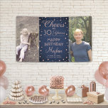 ANY Birthday Cheers Navy en Roze Confetti 2 Foto Spandoek<br><div class="desc">Viel een gelukkige mijlpaal verjaardag met een douane 2 blauw van de fotomarine en roze partijbanner. Het ontwerp bevat twee afbeeldingen van uw keuze, een moderne scriptkalligrafie die aanpasbaar is voor "Cheers to 30 Years" en roos Gold faux folie confetti stippen op een blauw marineklein. Houd er rekening mee dat...</div>