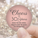 ANY Birthday Cheers Zwart en Roos Gold Faux Folie Ronde Sticker<br><div class="desc">Voeg een gepersonaliseerde finishing touch toe aan verjaardagsfeestje dank u notities of gunsten met aangepaste roze en zwarte ronde stickers / envelopzegels. Alle tekst is eenvoudig aan te passen of te verwijderen. Deze sjabloon is ingesteld voor een 30e verjaardag voor haar, maar kan gemakkelijk worden veranderd in een ander jaar...</div>