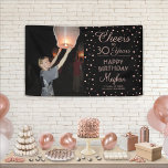 ANY Birthday Cheers Zwart & Roze Confetti 1 Foto Spandoek<br><div class="desc">Viel een gelukkige mijlpaal verjaardag met een roze van de douanefoto en zwarte partijbanner. Het ontwerp biedt een afbeelding van uw keuze, moderne scriptkalligrafie die aanpasbaar is voor "Cheers to 30 Years" en roos Gold faux folie confetti stippen op een zwarte achtergrond. Houd er rekening mee dat tekst een gedrukte...</div>