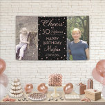 ANY Birthday Cheers Zwart & Roze Confetti 2 Foto Spandoek<br><div class="desc">Viel een gelukkige mijlpaal verjaardag met een douane 2 fotoroze en zwarte partijbanner. In het ontwerp staan twee afbeeldingen van uw keuze, een moderne scriptkalligrafie die aanpasbaar is voor "Cheers to 30 Years" en roos Gold faux folie confetti stippen op een zwarte achtergrond. Houd er rekening mee dat tekst een...</div>