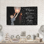 ANY Birthday Cheers Zwart Zilver Confetti 1 Foto Spandoek<br><div class="desc">Viel een gelukkige mijlpaal verjaardag met een douane foto zwarte, witte, en faux zilveren partijbanner. Het ontwerp biedt een afbeelding van uw keuze, moderne scriptkalligrafie die aanpasbaar is voor "Cheers to 40 Years" en de zilveren folie ziet er confetti stippen uit op een zwarte achtergrond. Houd er rekening mee dat...</div>