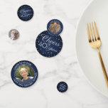 ANY Verjaardag Proost Navy Blauw en Wit 3 Foto Confetti<br><div class="desc">Voeg een elegante gepersonaliseerde touch toe aan verjaardagsfeestdecoraties met aangepaste marineblauw, wit en faux zilver 3-fototafel confetti. (AFBEELDING PLACEMENT TIP: Een eenvoudige manier om een foto precies te centreren hoe u wilt is om deze bij te snijden voordat u naar de Zazzle website uploadt.) Het ontwerp beschikt over maximaal drie...</div>