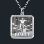 *~* AP42 FAMILIE Foto Afbeelding Glitter Silver Zilver Vergulden Ketting<br><div class="desc">SQUARE-KETTING - GLITTER en White Block Letters (zoekid AP42 voor vergelijkbare design op verschillende producten ) * Energetisch verbeterde herinneringen geheugenfamilie Keepomwille. Upload je afbeelding. Op dit ogenblik leest de tekst "FAMILIE"Een tekstgebied is beschikbaar. Pas de tekenkleur, de tekengrootte van het lettertype en de locatie van de tekst aan. —...</div>