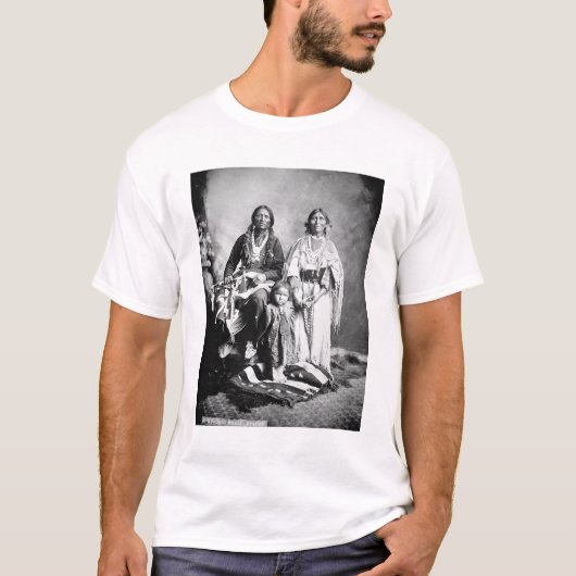 Apache Chief Antonio Maria met zijn gezin, 1897 ( T-shirt (Voorkant)