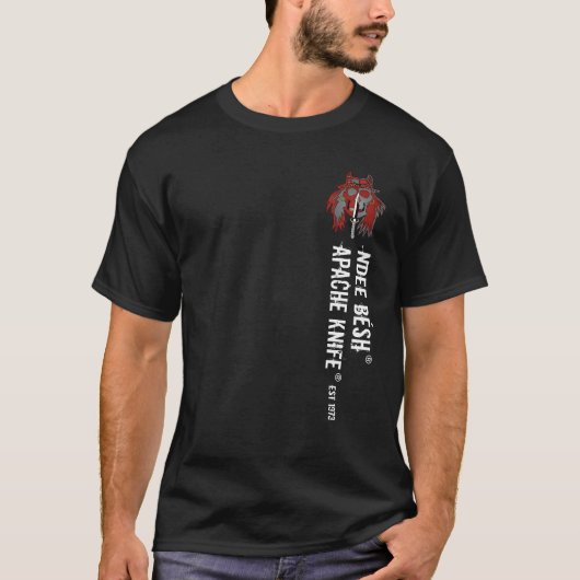 Apache Knife®™ Apache Knife Ndee Besh. 1973 T-shirt (Voorkant)