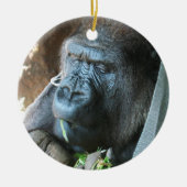 Ape hood ~ Japanse Gorilla Eating Keramisch Ornament (Voorkant)