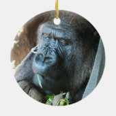 Ape hood ~ Japanse Gorilla Eating Keramisch Ornament (Achterkant)