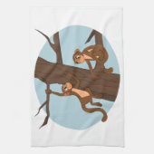 apen die de cartoon van de boom beklimmen theedoek (Verticaal)