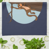 apen die de keukenhanddoek van de boom beklimmen (Gevouwen)