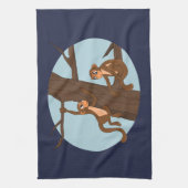 apen die de keukenhanddoek van de boom beklimmen (Verticaal)