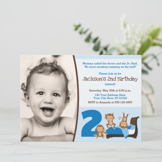 Apen springen op het bed verjaardagsuitnodiging kaart (Staand voorkant)