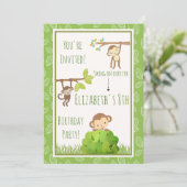 Apen zwaaien van bomen verjaardagsfeestje kaart (Staand voorkant)
