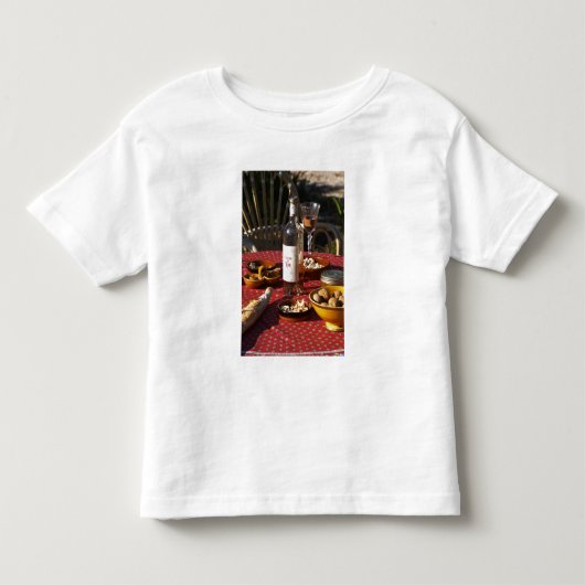 Aperitief en hapjes bereid: brood, olijven, kinder shirts (Voorkant)