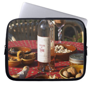 Aperitief en hapjes klaar: brood, olijven, laptop sleeve