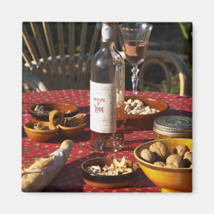 Aperitief en hapjes klaargemaakt: brood, olijven, magneet