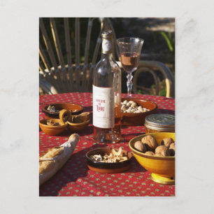 Aperitief en voorgerechten bereid: brood, olijven, briefkaart