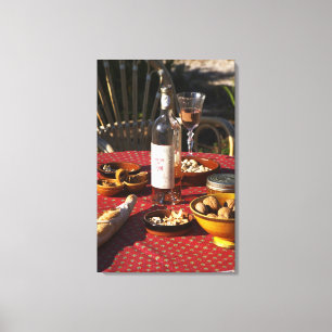 Aperitief en voorgerechten bereid: brood, olijven, canvas afdruk