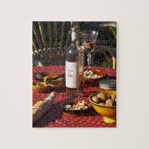 Aperitief en voorgerechten bereid: brood, olijven, legpuzzel