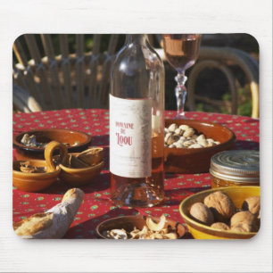 Aperitief en voorgerechten bereid: brood, olijven, muismat