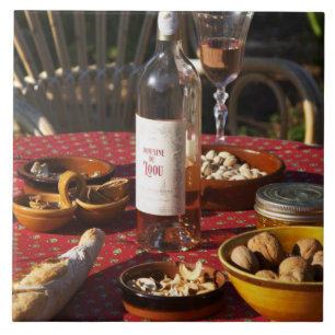 Aperitief en voorgerechten bereid: brood, olijven, tegeltje